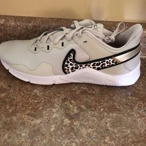 Size 9.5 womens Nike tennis shoes